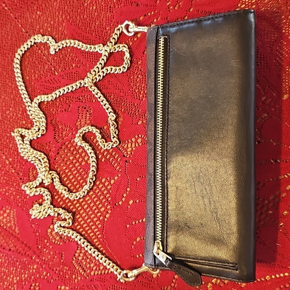 Coach Blocking Wallet With Chain - Picture 6 of 9